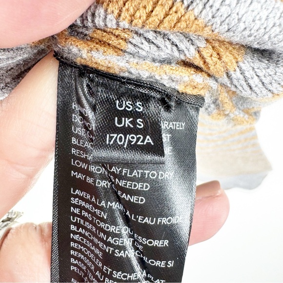 ✅ Anthropologie Women's Grey Orange Off-Shoulder Sweater Size SMALL - Picture 3 of 11